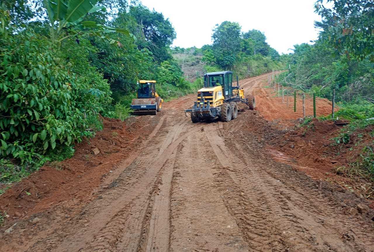 Mutirão inicia recuperação de estradas que atendem comunidades da zona rural de Ilhéus.