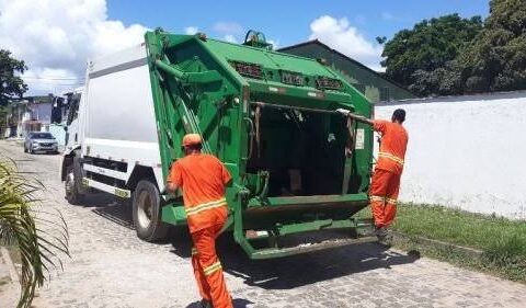 Prefeitura notifica empresa responsável pela coleta de lixo e cobra regularização imediata.