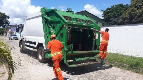 Prefeitura notifica empresa responsável pela coleta de lixo e cobra regularização imediata.