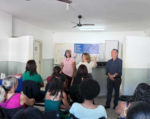 Médicos dão palestra sobre doenças hepáticas na UBS Avenida Esperança.
