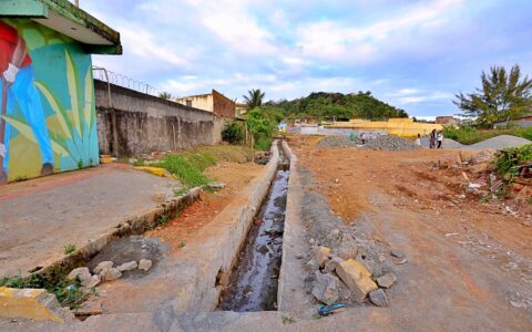Prefeitura segue com a construção de canal de drenagem no Teotônio Vilela.