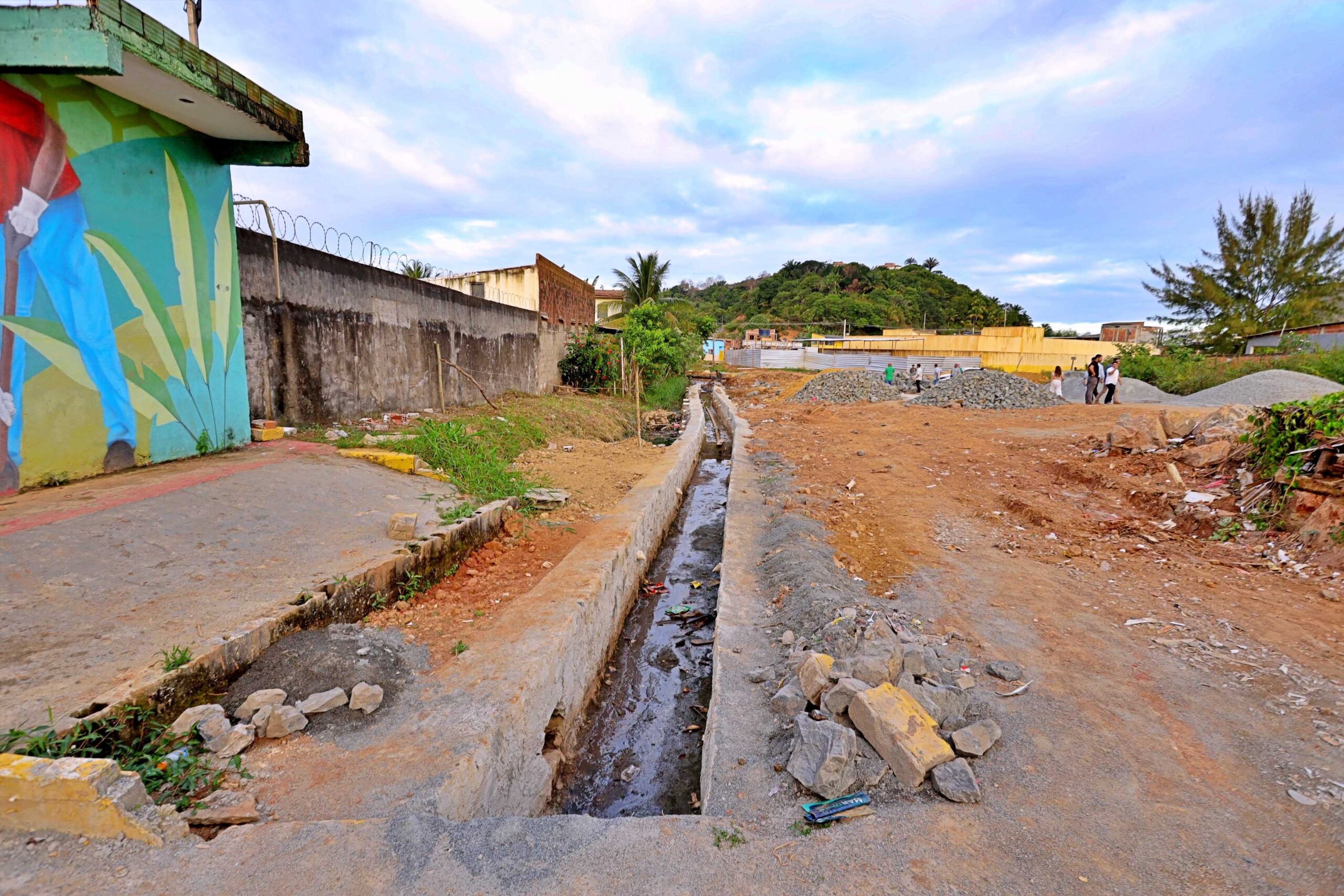 Prefeitura segue com a construção de canal de drenagem no Teotônio Vilela.