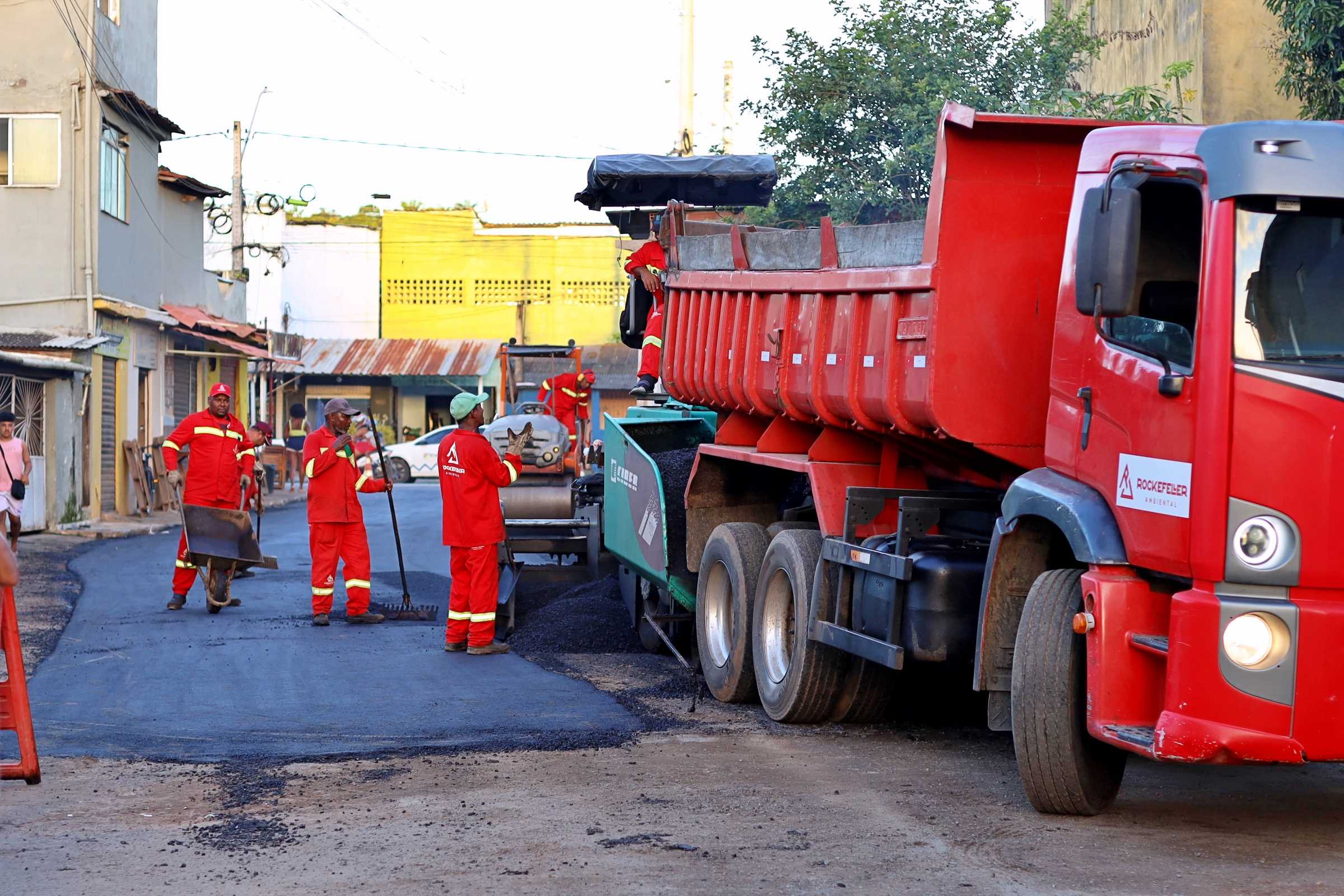 Asfalto chega à Rua Genebaldo Bispo e transforma acesso no Teotônio Vilela.