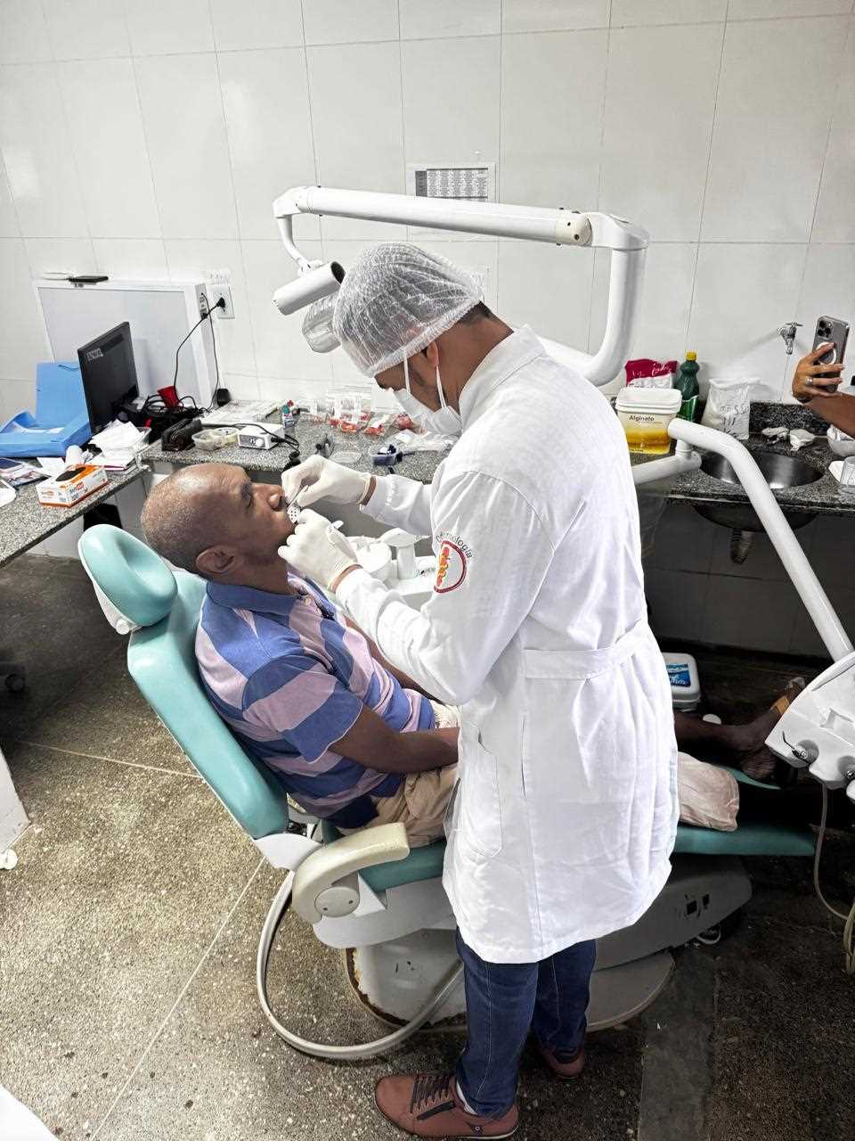 Prefeitura de Ilhéus entrega mais 72 próteses dentárias e chega a 1.272 sorrisos reabilitados.