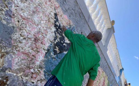 Serviços de pintura renovam o Cemitério da Vitória.