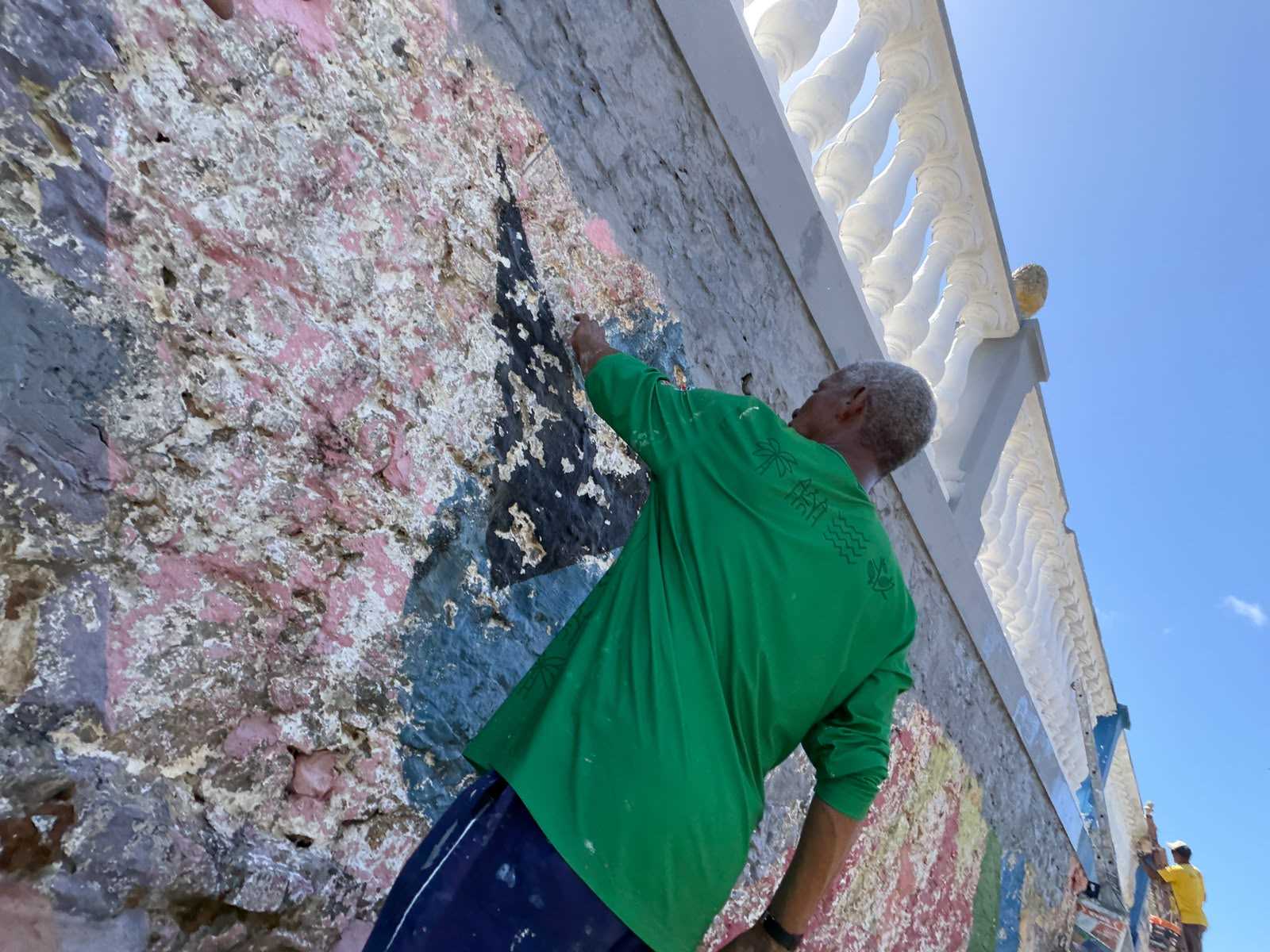 Serviços de pintura renovam o Cemitério da Vitória.