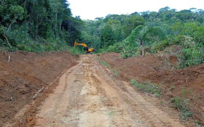 Prefeitura de Ilhéus realiza patrolamento e encascalhamento na estrada da Lagoa Encantada.