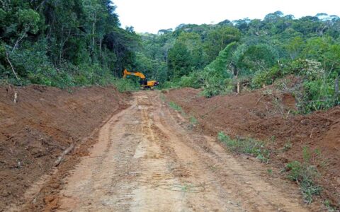 Prefeitura de Ilhéus realiza patrolamento e encascalhamento na estrada da Lagoa Encantada.