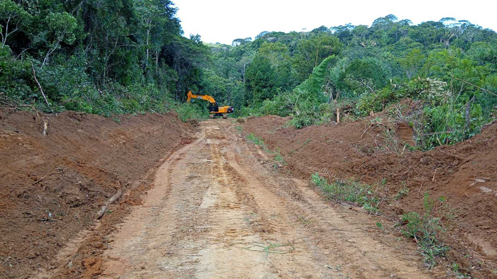 Prefeitura de Ilhéus realiza patrolamento e encascalhamento na estrada da Lagoa Encantada.