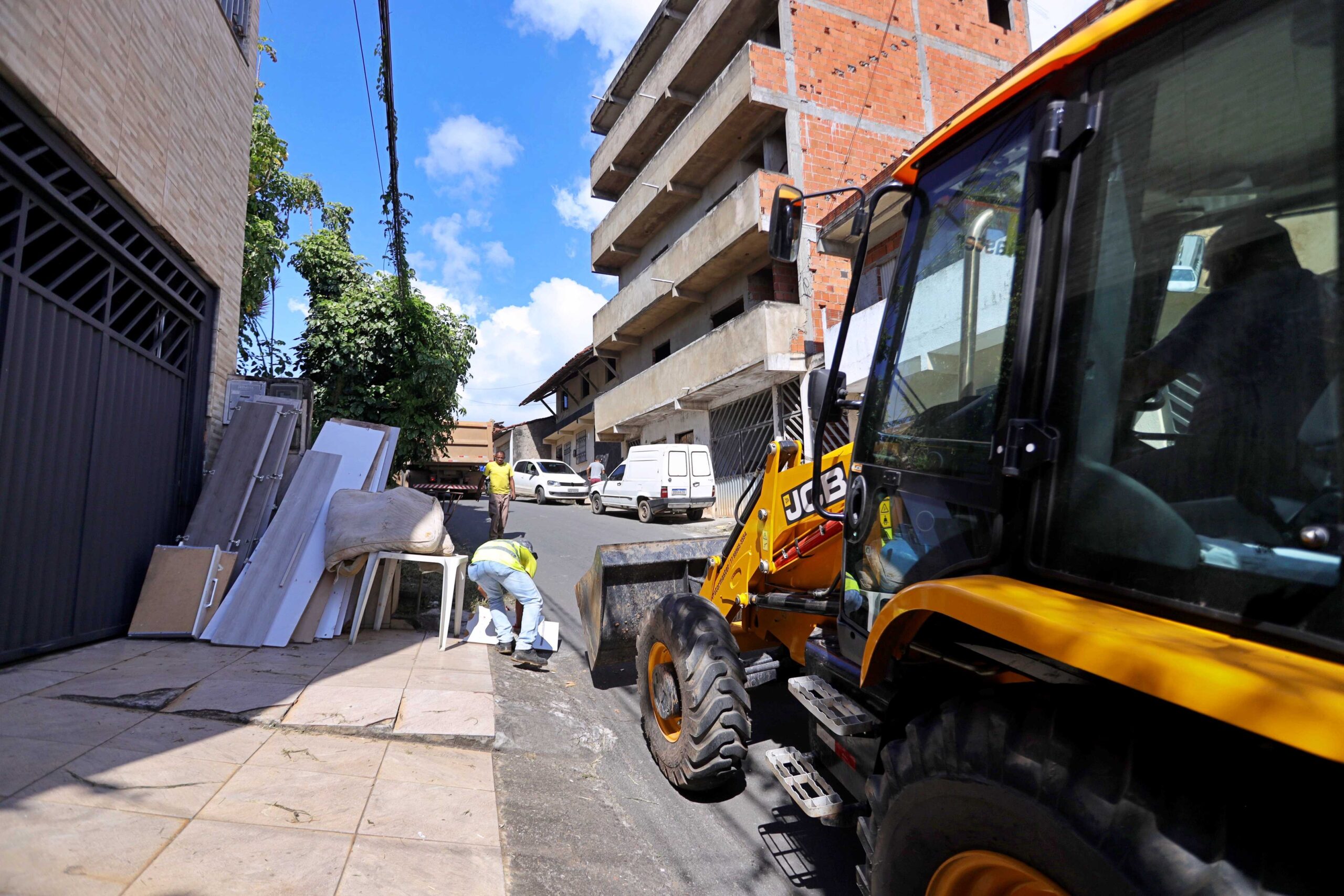 Cata-Treco segue para cinco bairros e orienta moradores sobre descarte.