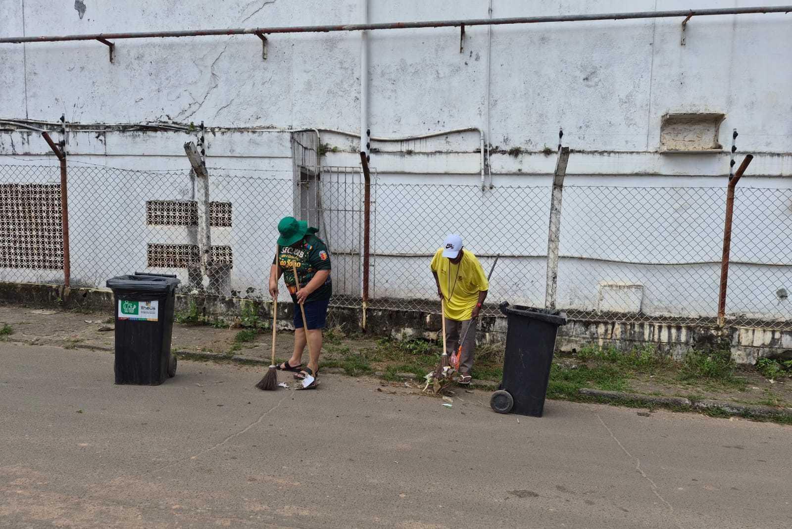Prefeitura realiza mutirão de varrição na Rua Luiz Gama.