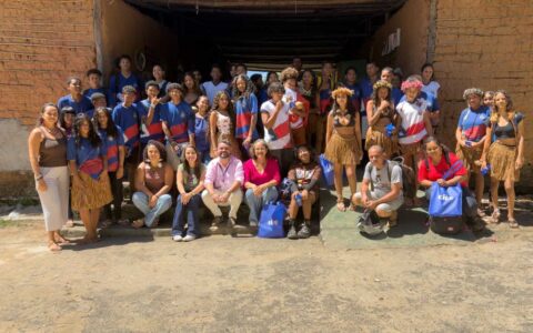 Jovens de Ilhéus participam de palestra e oficina sobre o primeiro emprego.
