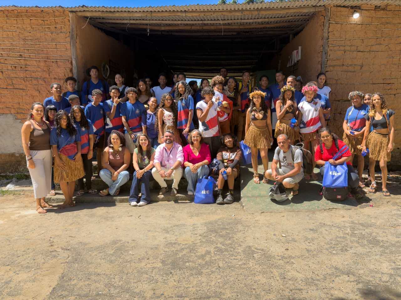 Jovens de Ilhéus participam de palestra e oficina sobre o primeiro emprego.