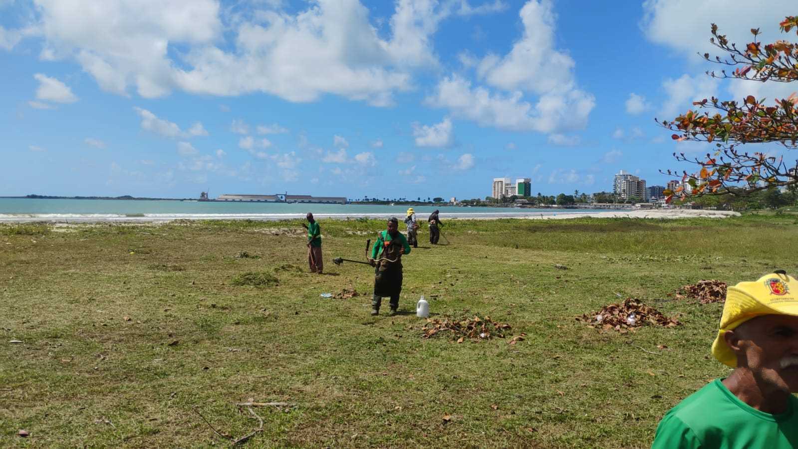 Roçagem e capinagem reforçam cuidados com espaços públicos de Ilhéus.