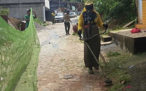 Prefeitura de Ilhéus realiza limpeza de canal e serviços de zeladoria em diferentes pontos da cidade.
