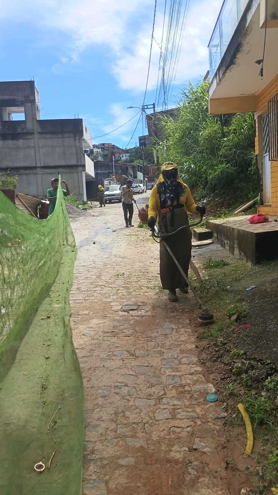 Prefeitura de Ilhéus realiza limpeza de canal e serviços de zeladoria em diferentes pontos da cidade.
