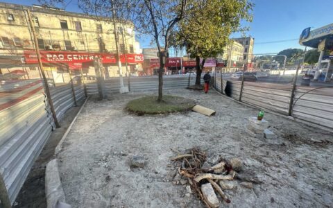 Prefeitura avança com requalificação do canteiro central da Praça Cairu.