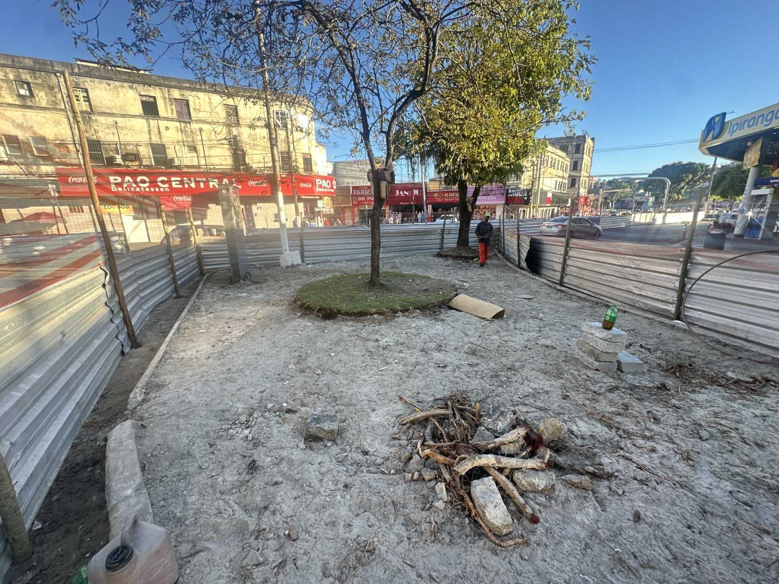 Prefeitura avança com requalificação do canteiro central da Praça Cairu.