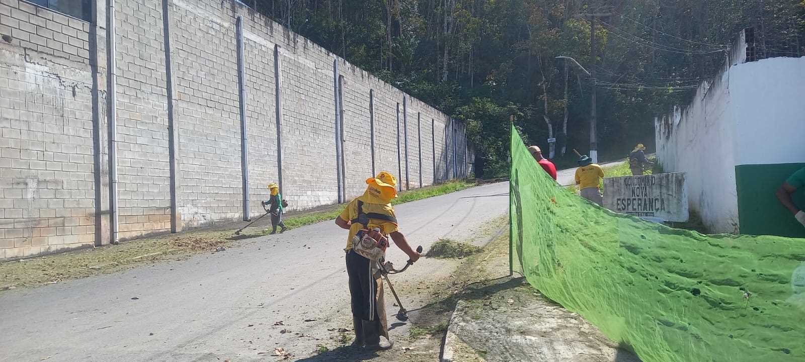 Serviços de roçagem e capinagem transformam o entorno do Condomínio Nova Esperança.