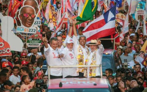 Lula e Jerônimo arrastam 20 mil pessoas na Liberdade e mostram grande força em Salvador.