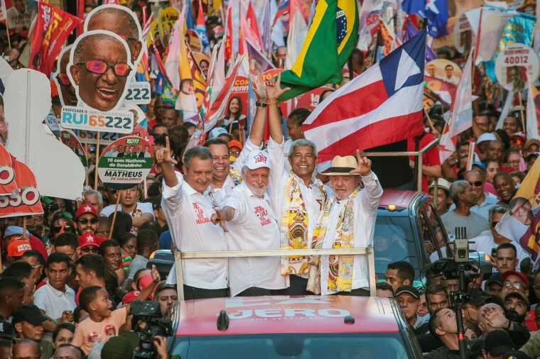 Lula e Jerônimo arrastam 20 mil pessoas na Liberdade e mostram grande força em Salvador.