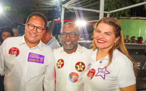 Bebeto participa de caminhada com Lula no bairro da Liberdade, em Salvador.