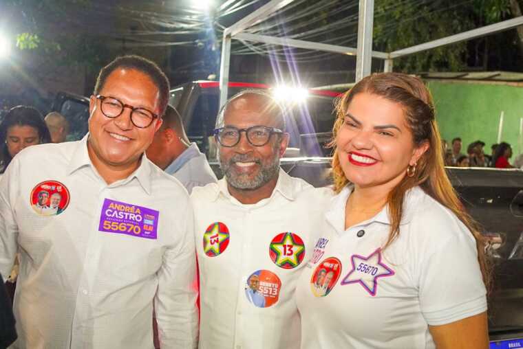 Bebeto participa de caminhada com Lula no bairro da Liberdade, em Salvador.
