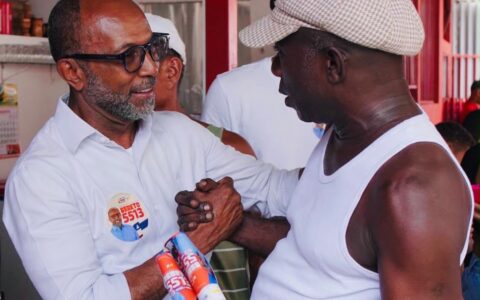 Bebeto almoça com moradores do Vilela e relembra participação na formação do bairro.