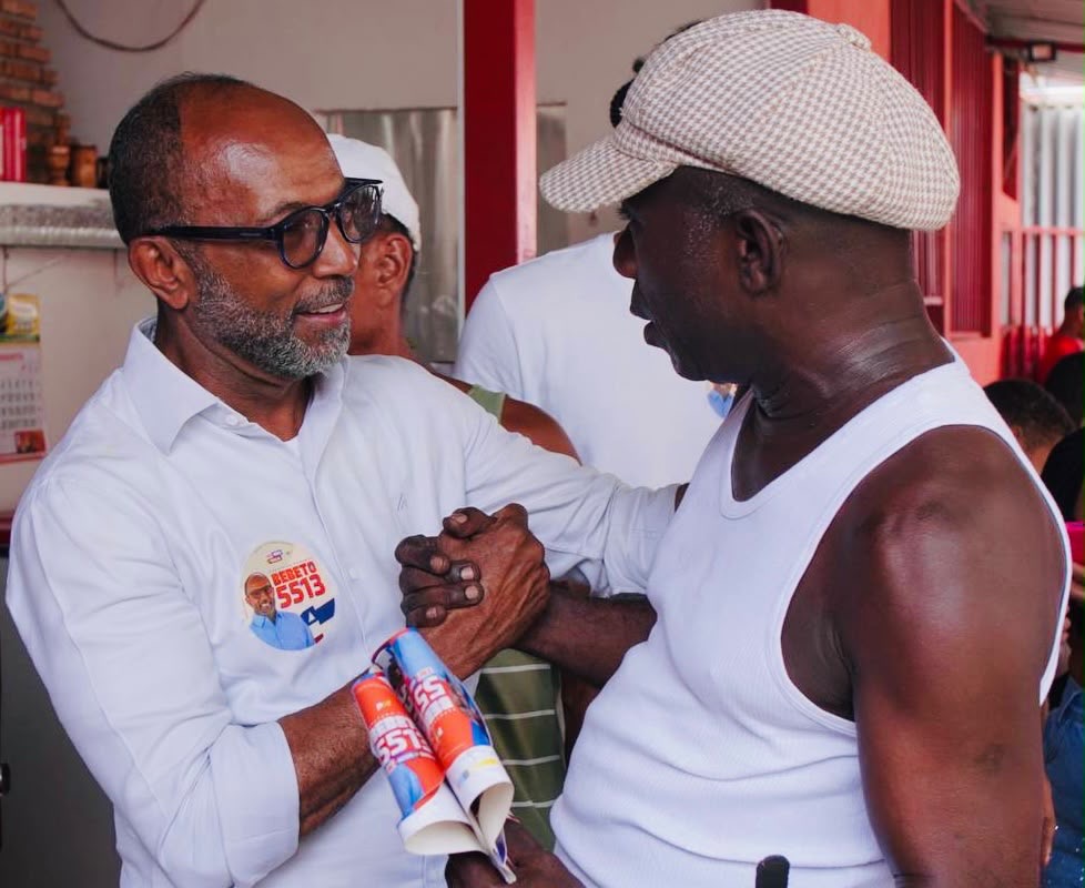Bebeto almoça com moradores do Vilela e relembra participação na formação do bairro.