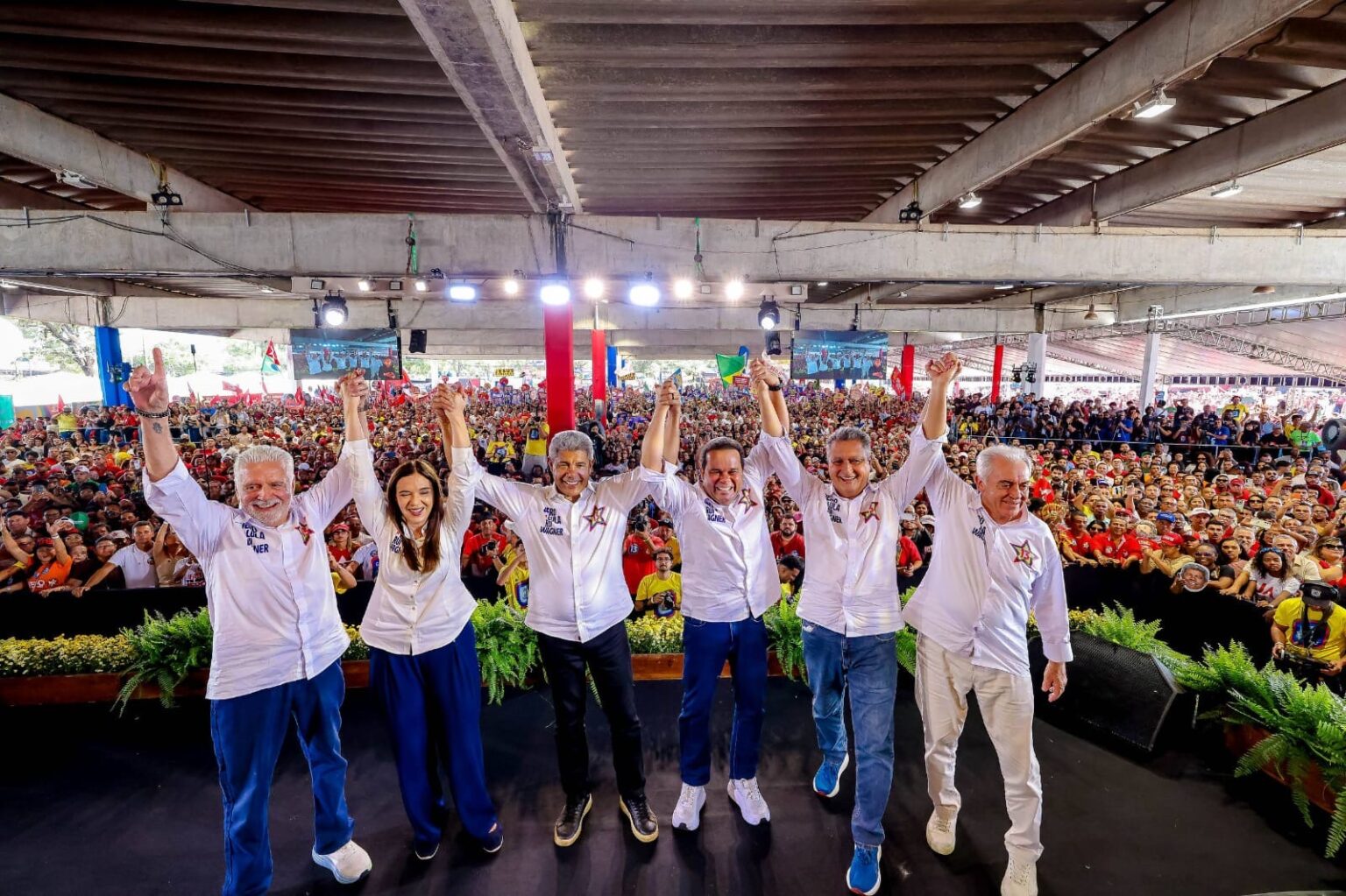 Convenção de Jerônimo reúne mais de 30 mil pessoas e mostra a grande força do time de Lula na Bahia.