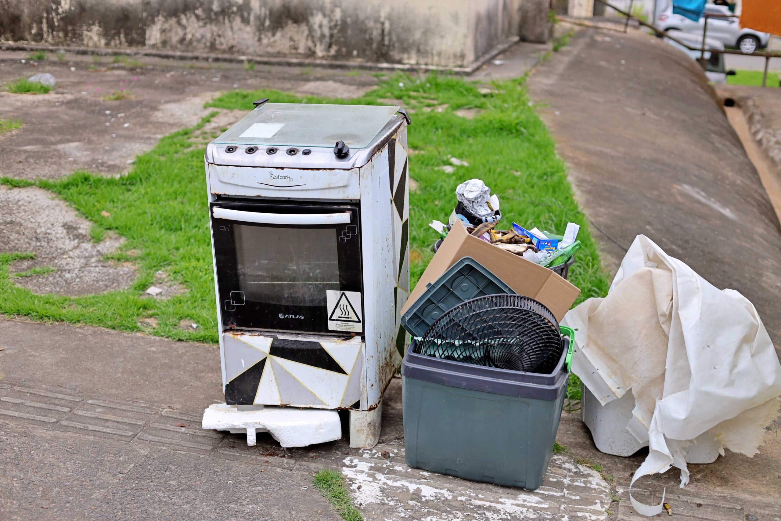 Prefeitura de Ilhéus amplia ações de limpeza urbana com criação do Programa Municipal Cata-Treco.
