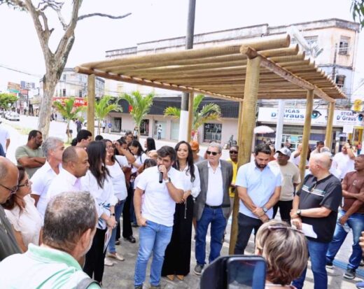 Canteiro central da Praça Cairu é entregue após obras de requalificação.