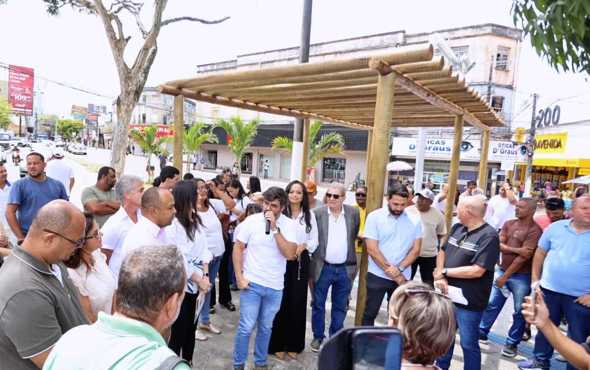 Canteiro central da Praça Cairu é entregue após obras de requalificação.