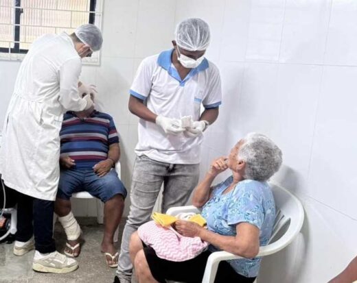 Novas próteses dentárias são entregues em Ilhéus.