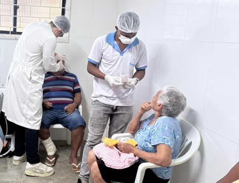 Novas próteses dentárias são entregues em Ilhéus.
