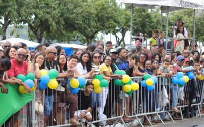 Cerca de 7 mil pessoas participam do desfile cívico em Ilhéus.