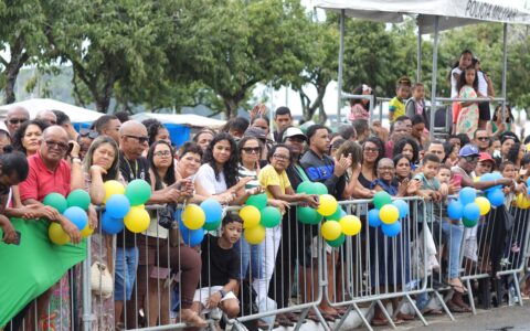 Cerca de 7 mil pessoas participam do desfile cívico em Ilhéus.