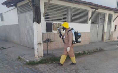 Prefeitura de Ilhéus intensifica bloqueio contra arboviroses com uso de máquinas costais.