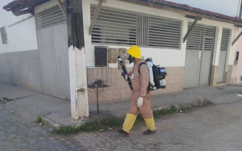 Prefeitura de Ilhéus intensifica bloqueio contra arboviroses com uso de máquinas costais.