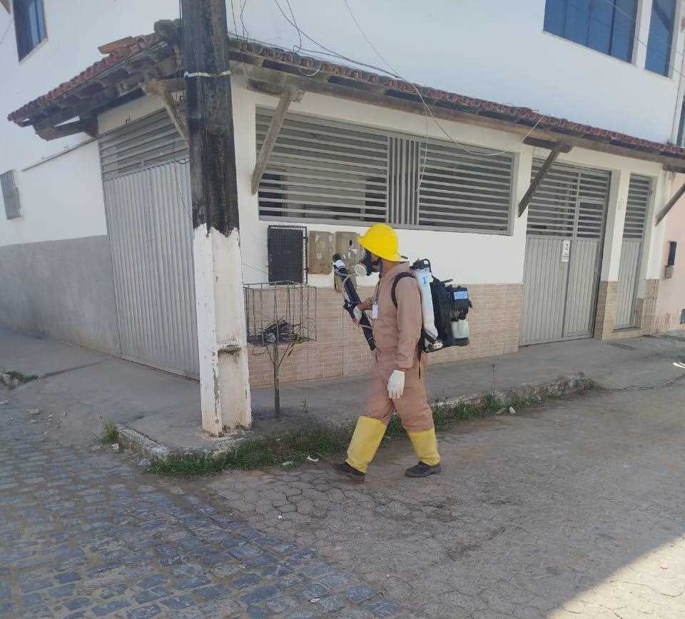 Prefeitura de Ilhéus intensifica bloqueio contra arboviroses com uso de máquinas costais.