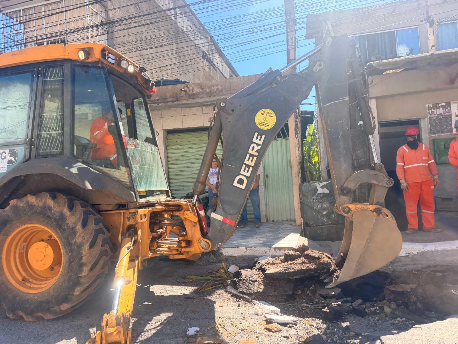 Prefeitura cobra avaliação de concessionárias para identificar origem de problema em via na Barra.