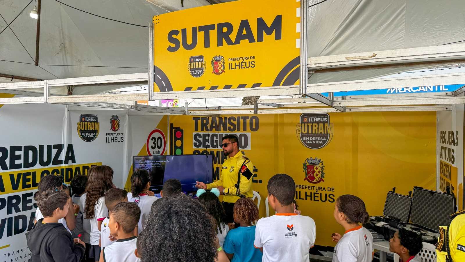 Circuito Itinerante de Trânsito recebe escolas na Praça da Catedral, em Ilhéus.