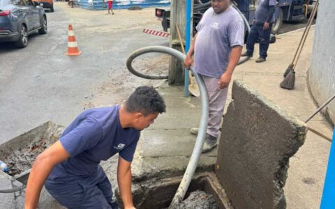 Prefeitura de Ilhéus mantém limpeza de bueiros e reforça equipes durante período de fortes chuvas.