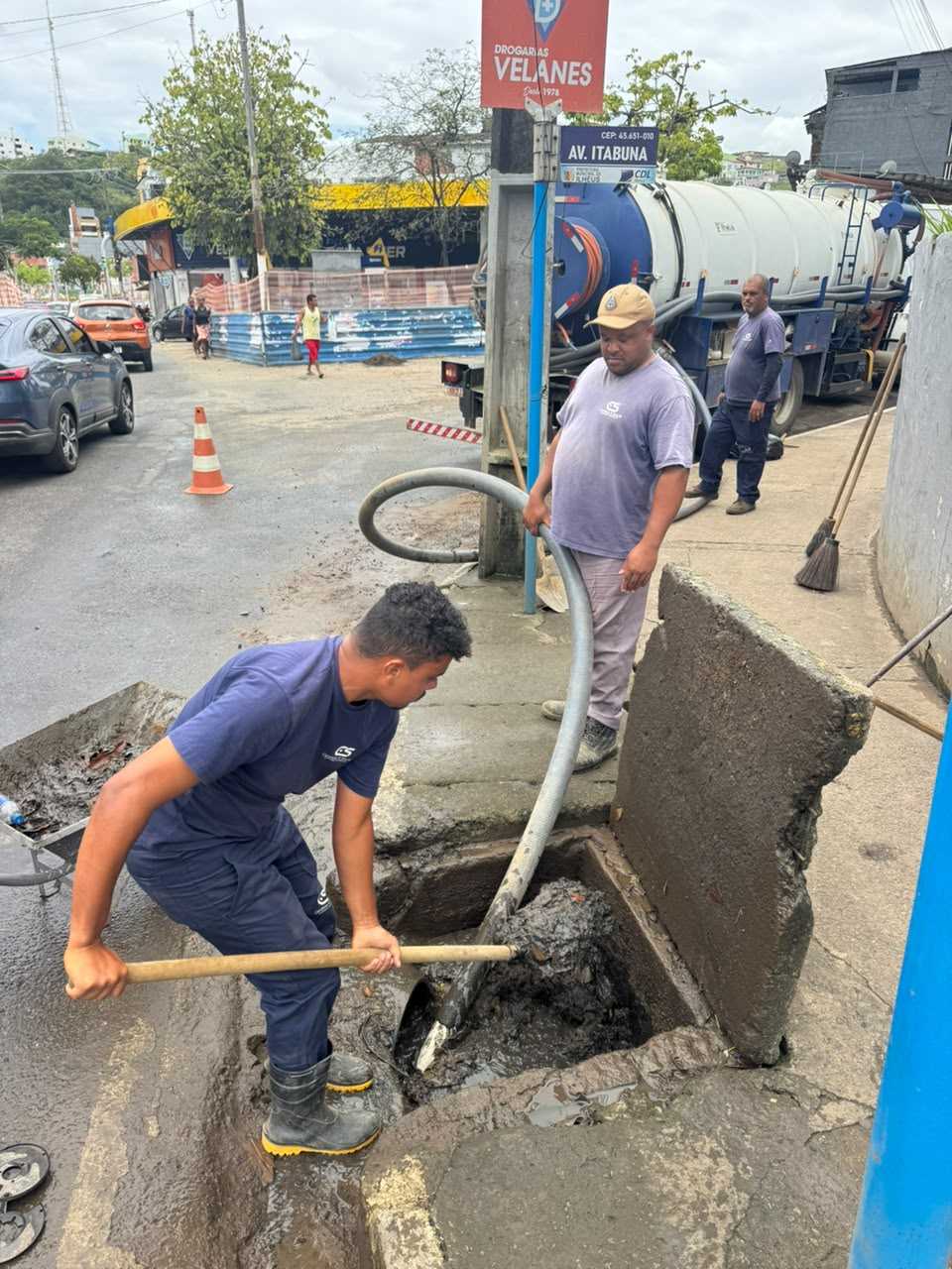 Prefeitura de Ilhéus mantém limpeza de bueiros e reforça equipes durante período de fortes chuvas.