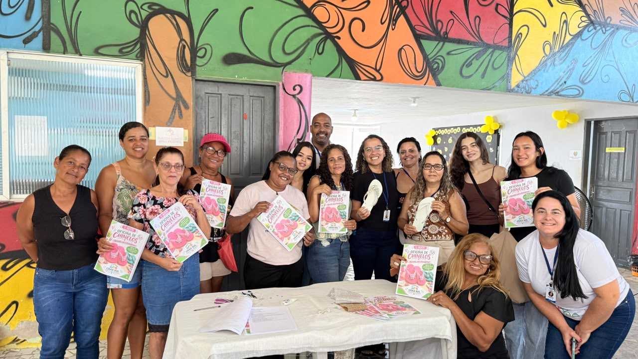 Oficina de customização de sandálias amplia oportunidades de renda para famílias atendidas pelo CRAS.