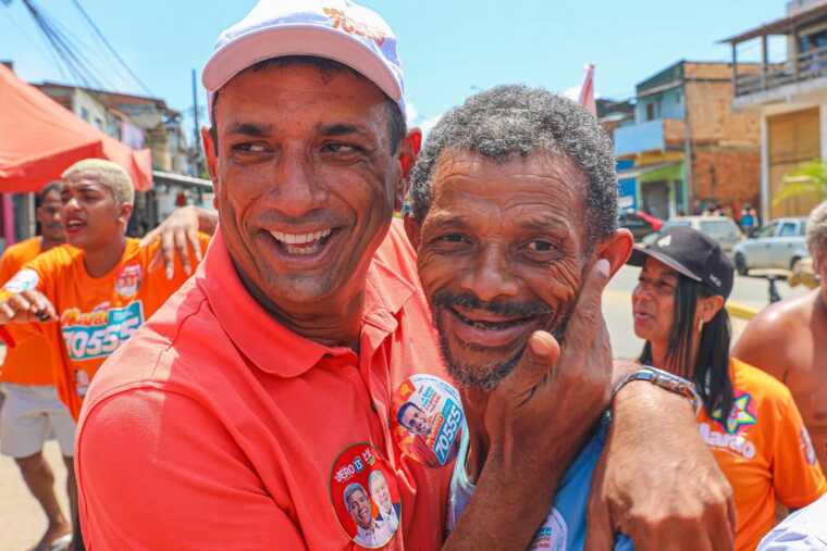 Marão reforça proximidade com moradores do Teotônio Vilela durante visita ao bairro.