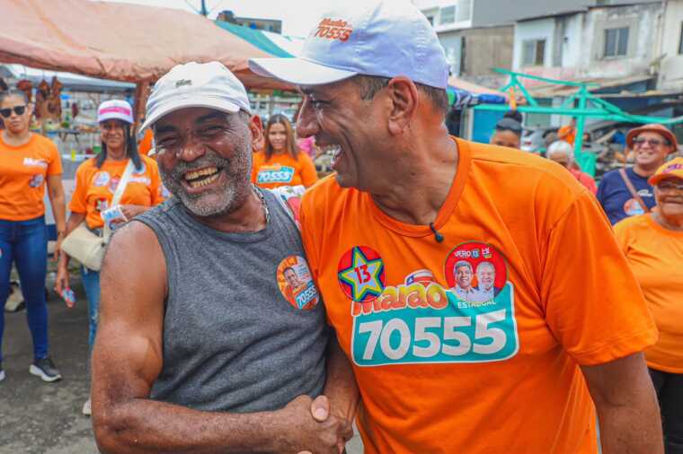 Marão percorre a Feira Hernani Sá, reencontra amigos e destaca carinho pelo povo de Ilhéus.