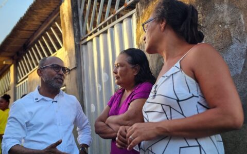 Bebeto faz corpo a corpo no Alto do Coqueiro e destaca emendas para áreas de risco de Ilhéus.
