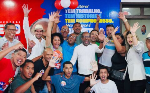 Bebeto inaugura comitê em Itabuna e participa de caminhada com Jerônimo, Rui e Wagner.