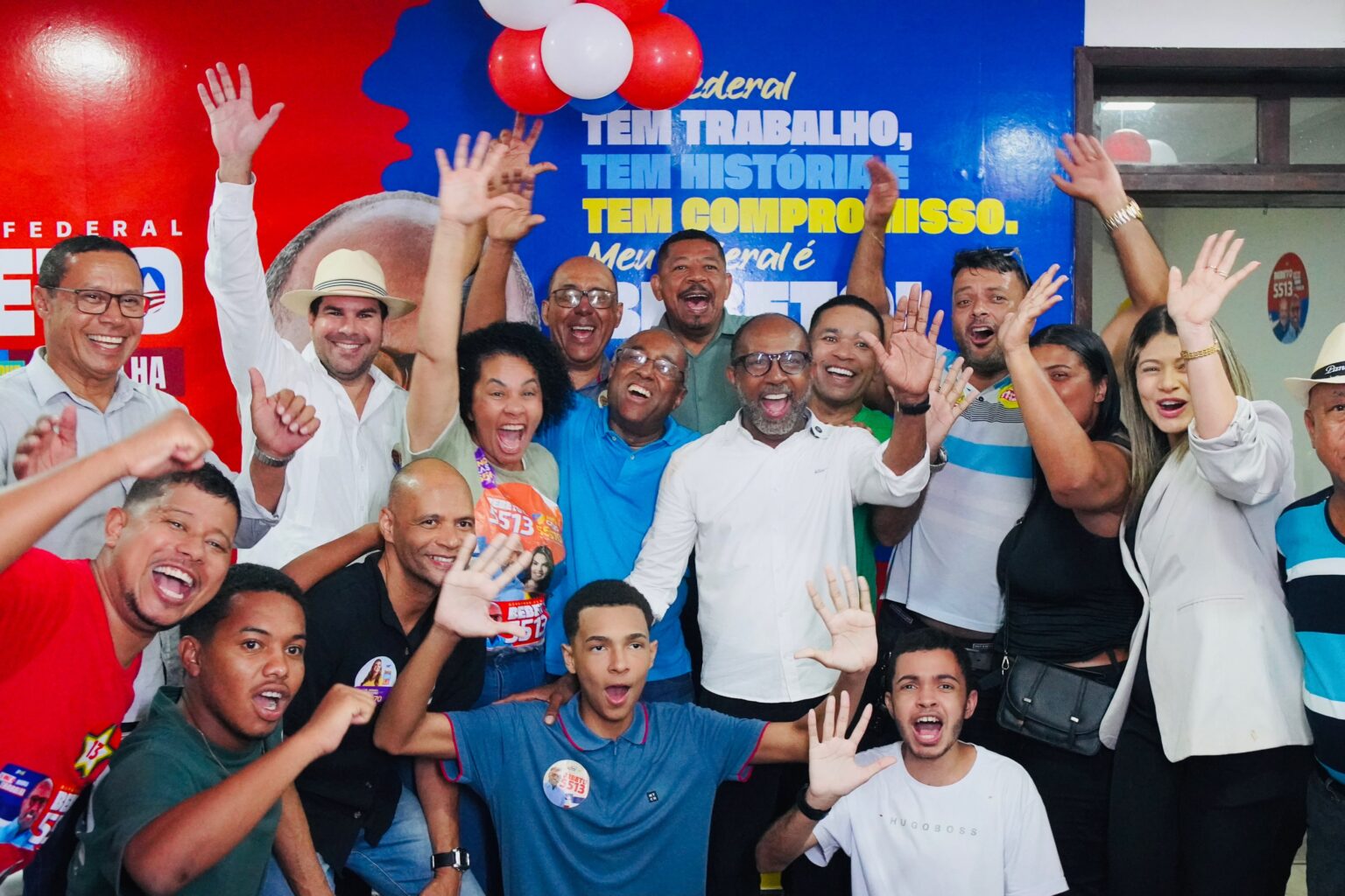 Bebeto inaugura comitê em Itabuna e participa de caminhada com Jerônimo, Rui e Wagner.